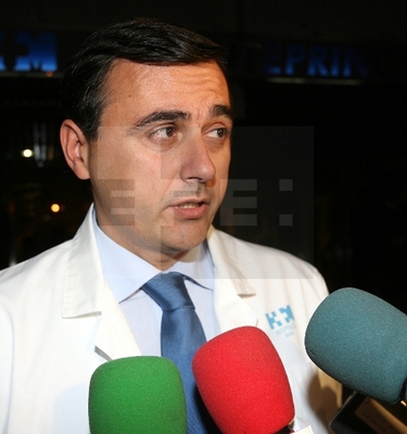 Pablo González Jerez atiende a los periodistas para confirmar que Rocío Jurado está ingresada en la clínica Montepríncipe