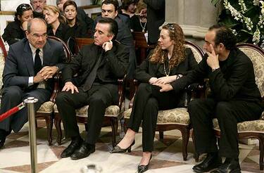 Manuel Cháves visita la capilla ardiente acompañando a la familia de Rocío Jurado