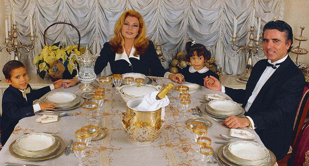 Rocío y José con sus hijos José Fernando y Gloria Camila sentados en torno a la mesa de Navidad.