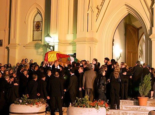 Familiares y amigos llevan el féretro de Rocío Jurado a las puertas del santuario