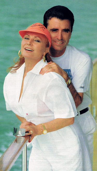 Rocío Jurado y José Ortega Cano posando un barco