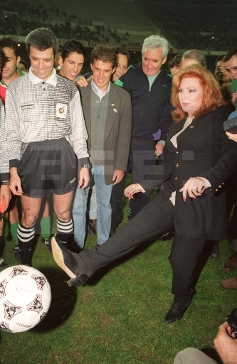 Roc&iacute;o efect&uacute;a el saque de honor en el partido de f&uacute;tbol &laquo;Contra la Droga&raquo;