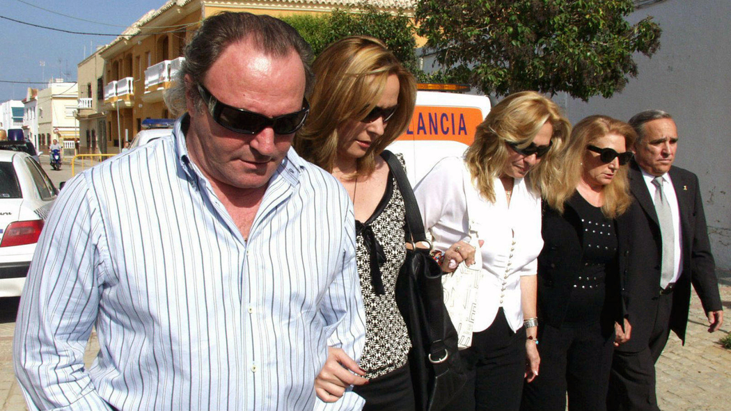 Amador, Rosario, Rosa y Gloria en Chipiona en el primer aniversario de la muerte de Rocío