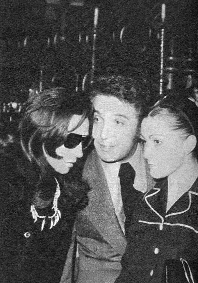 Rocío Jurado junto con Jaime Morey y su esposa, María Mollejo Lozano, a la salida del funeral de Nino Bravo