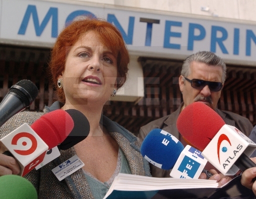María Fernanda Perales lee a los periodistas el parte médico sobre el estado de salud de Rocío Jurado