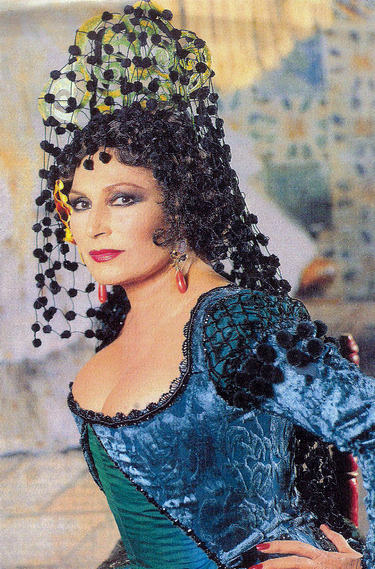 Rocío Jurado luce un traje tradicional de Azabache