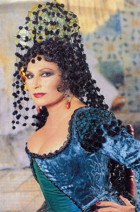 Rocío Jurado luce un traje tradicional de Azabache