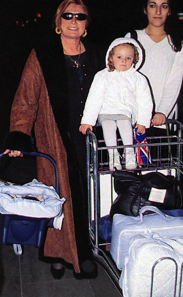 Rocío Jurado llegando con sus nietos Rocío Flores y David Flores a la estación de Santa Justa en Sevilla