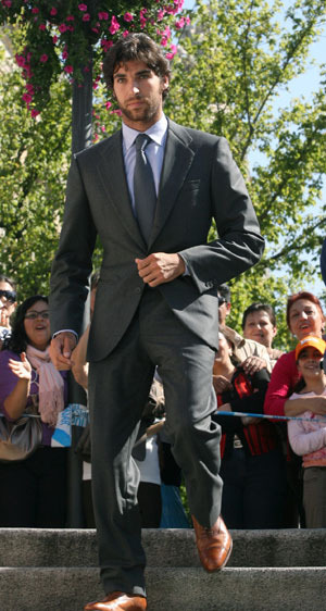 Cayetano Rivera en la entrada de la capilla ardiente de Rocío Jurado