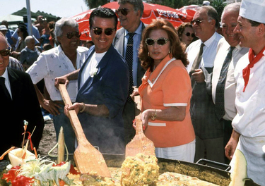 Rocío y José galardonados como turistas de honor con una paella monumental