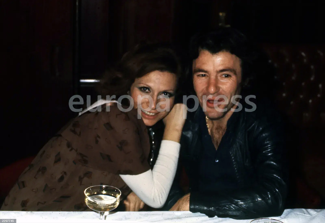 Rocío Jurado con el piloto de motociclismo Ángel Nieto en una fiesta en Madrid