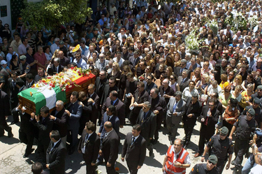 La multitud rodeó al féretro en su camino al cementerio de San José.