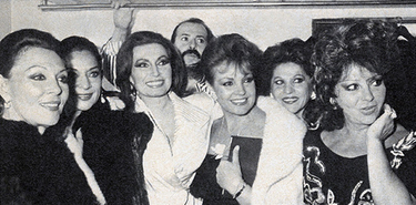 Rocío en el camerino junto a Paquita Rico, Lola Flores, Carmen Sevilla, Carmen Flores y Marujita Díaz.