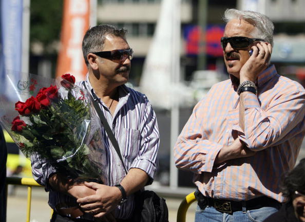 Unos admiradores esperan para entrar en el Centro Cultural de la Villa