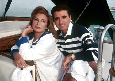 Rocío y José posando en un barco