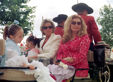 Rocío Jurado en la Feria de Sevilla con su nieta Rocío Flores y su hija Gloria Camilia