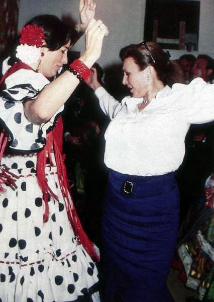 Rocío y Carmen Romero bailando en la Feria de Abril