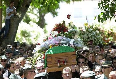 Los chipioneros lanzan flores al féretro de Rocío Jurado