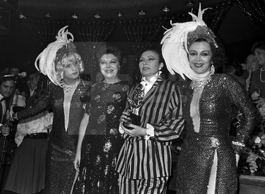 Esperanza Roy con Roc&iacute;o en presencia de Javier Gurruchaga y Maria Asquerino tras recibir el galard&oacute;n de &laquo;Populares 86&raquo;