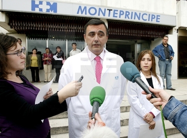El doctor González Jérez atiende a los periodistas para informar sobre el estado de salud de Rocío Jurado