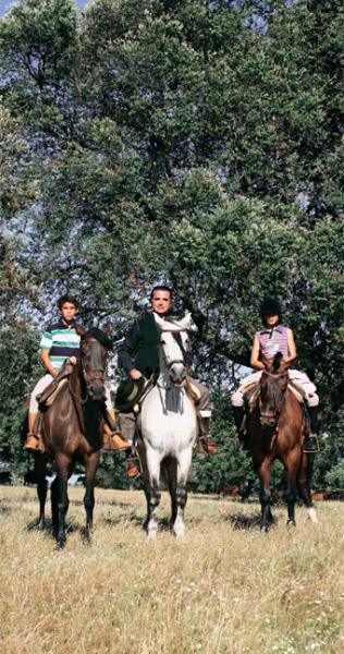 José Fernando, José Ortega Cano y Gloria Camila en la finca Dehesa Yerbabuena