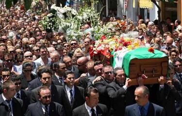 La multitud rodea al féretro de Rocío Jurado