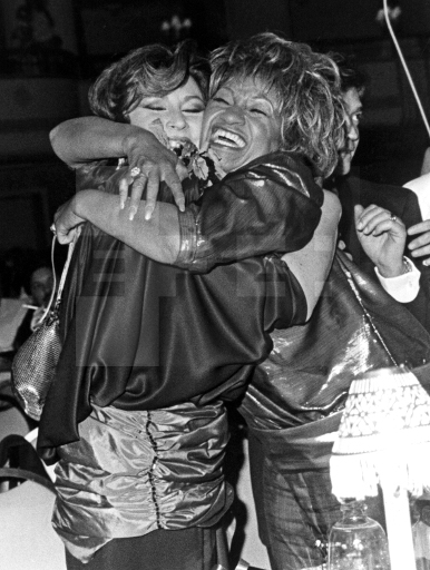 Rocío se abraza a Celia Cruz