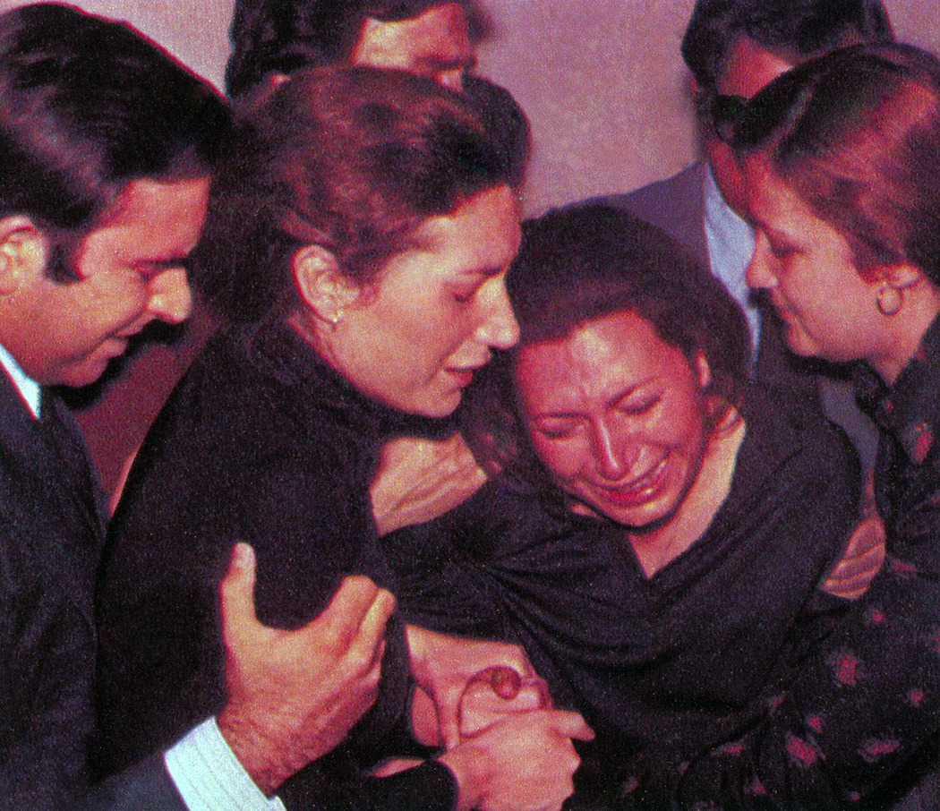 Rocío, deshecha en lágrimas, llegó a perder el sentido por unos momentos... Por esperada, la muerte no ha sido menos dolorosa.
