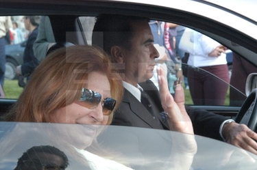 Rocío y José Ortega Cano  saludan a su llegada al cementerio de La Almudena
