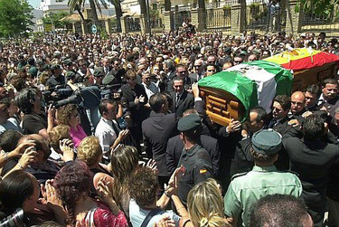 Miles de personas siguen el recorrido con los restos mortales de Rocío Jurado
