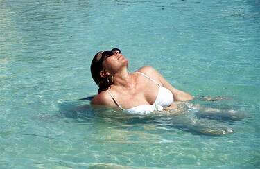 Rocío Jurado de vacaciones en la playa