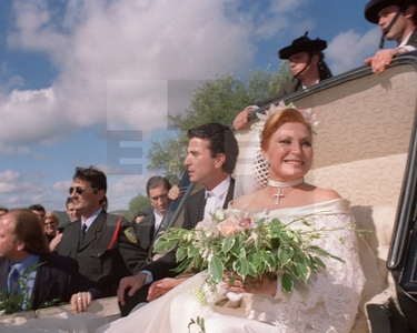 Rocío y José Ortega Cano saludan desde una calesa tras la ceremonia religiosa de su enlace matrimonial